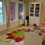 Samlingsrum med matta och böcker