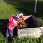 Barn vid en kompost