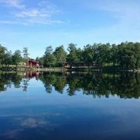 Sjön Yngen med Persbergs friskola i horisonten