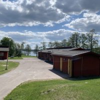 skolbyggnad röd med gräsområde kring